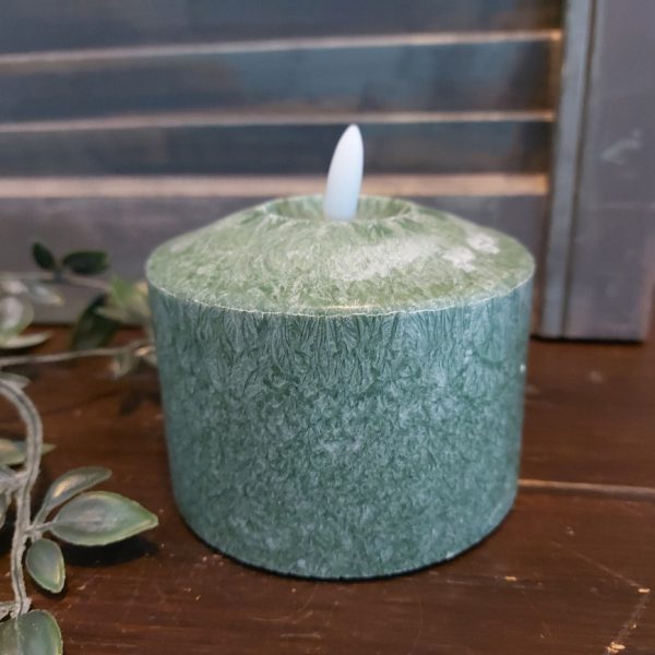 Donker groene led kaars met een doorsnede van 10 cm van het merk Mansion Atmosphere.