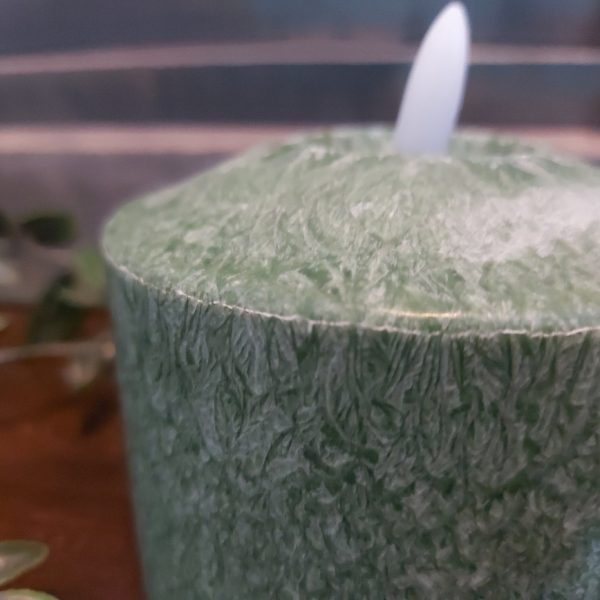 Donker groene led kaars met een doorsnede van 10 cm van het merk Mansion Atmosphere.