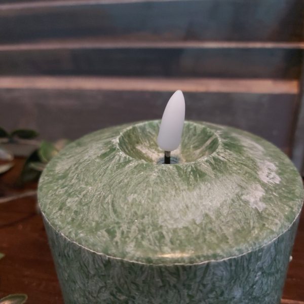 Donker groene led kaars met een doorsnede van 10 cm van het merk Mansion Atmosphere.