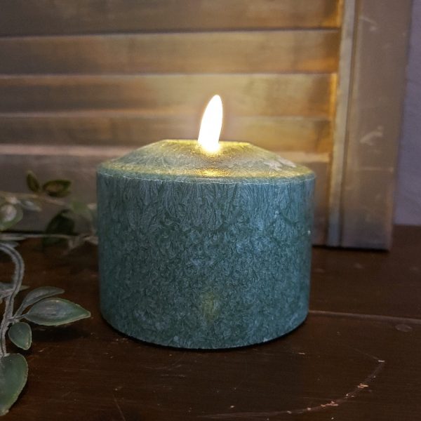 Donker groene led kaars met een doorsnede van 10 cm van het merk Mansion Atmosphere.