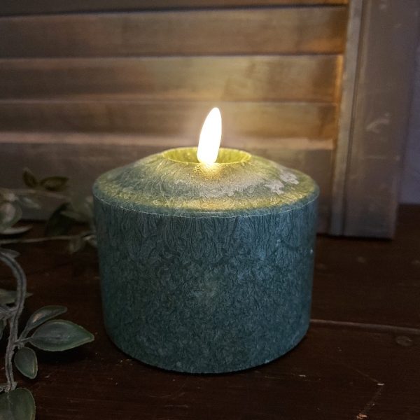 Donker groene led kaars met een doorsnede van 10 cm van het merk Mansion Atmosphere.
