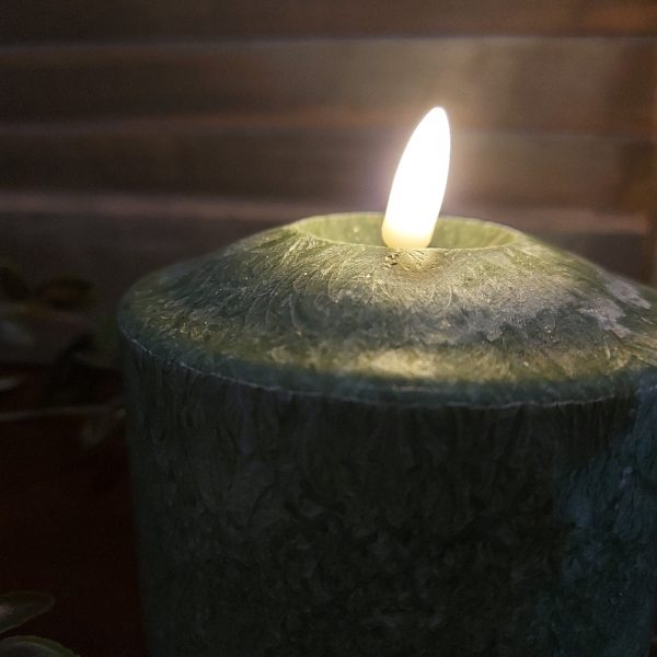 Donker groene led kaars met een doorsnede van 10 cm van het merk Mansion Atmosphere.
