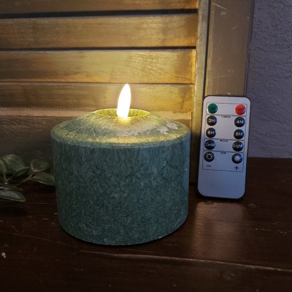 Donker groene led kaars met een doorsnede van 10 cm van het merk Mansion Atmosphere.