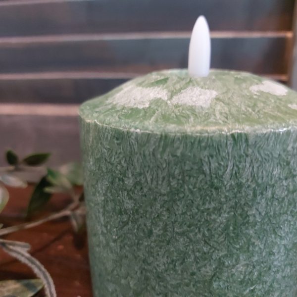 Donker groene led kaars met een doorsnede van 7,5 cm van het merk Mansion Atmosphere.