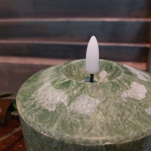 Donker groene led kaars met een doorsnede van 7,5 cm van het merk Mansion Atmosphere.