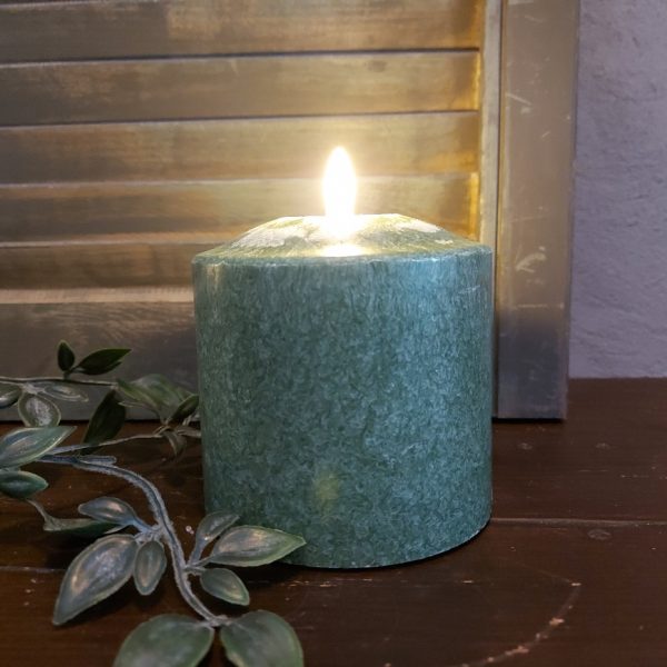 Donker groene led kaars met een doorsnede van 7,5 cm van het merk Mansion Atmosphere.