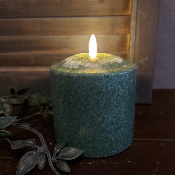 Donker groene led kaars met een doorsnede van 7,5 cm van het merk Mansion Atmosphere.