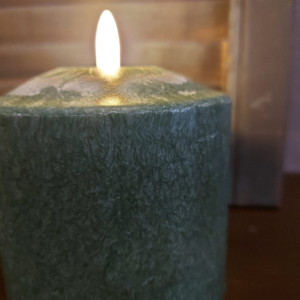 Donker groene led kaars met een doorsnede van 7,5 cm van het merk Mansion Atmosphere.
