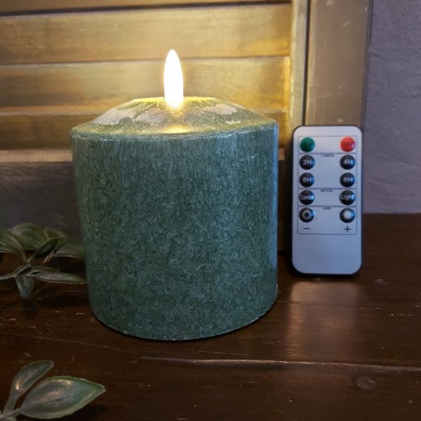 Donker groene led kaars met een doorsnede van 7,5 cm van het merk Mansion Atmosphere.