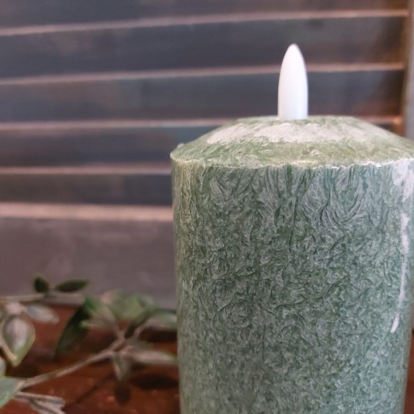Donker groene led kaars met een doorsnede van 7,5 cm van het merk Mansion Atmosphere.