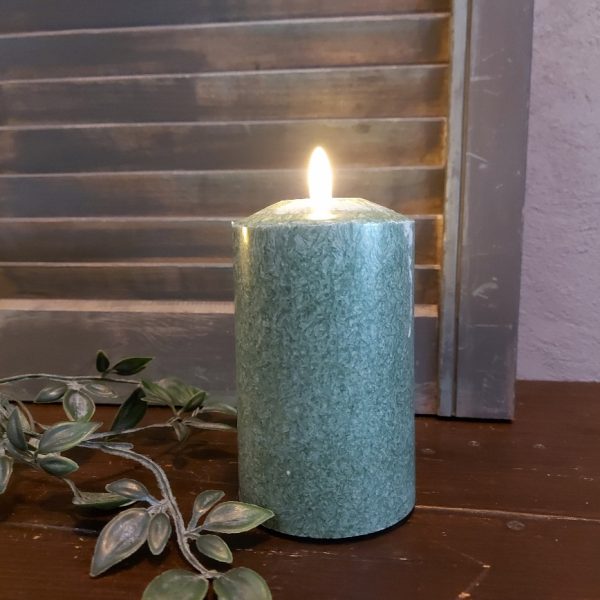 Donker groene led kaars met een doorsnede van 7,5 cm van het merk Mansion Atmosphere.