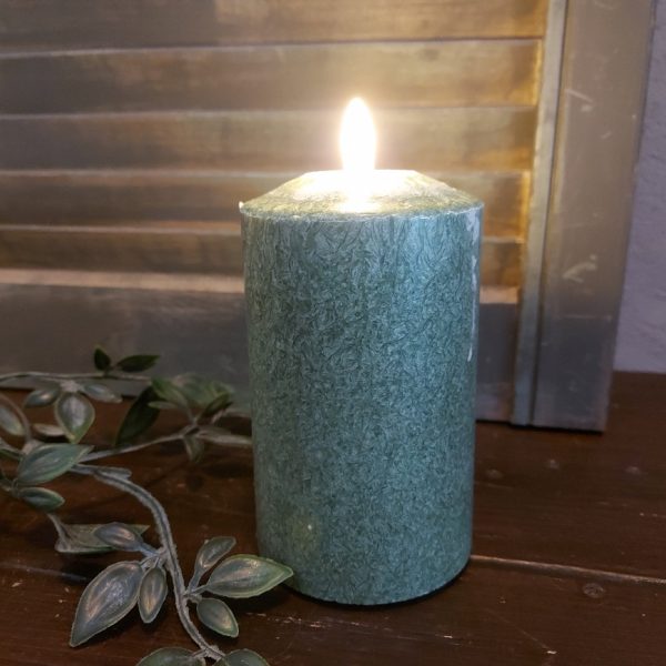 Donker groene led kaars met een doorsnede van 7,5 cm van het merk Mansion Atmosphere.