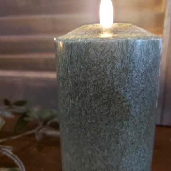 Donker groene led kaars met een doorsnede van 7,5 cm van het merk Mansion Atmosphere.