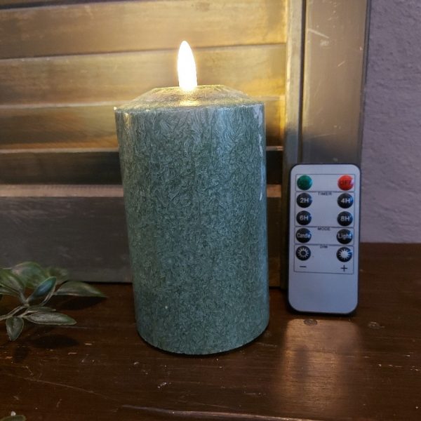 Donker groene led kaars met een doorsnede van 7,5 cm van het merk Mansion Atmosphere.