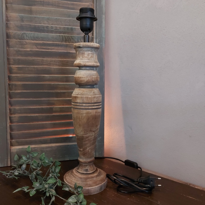 Houten baluster lampvoet in een donker bruine kleur.