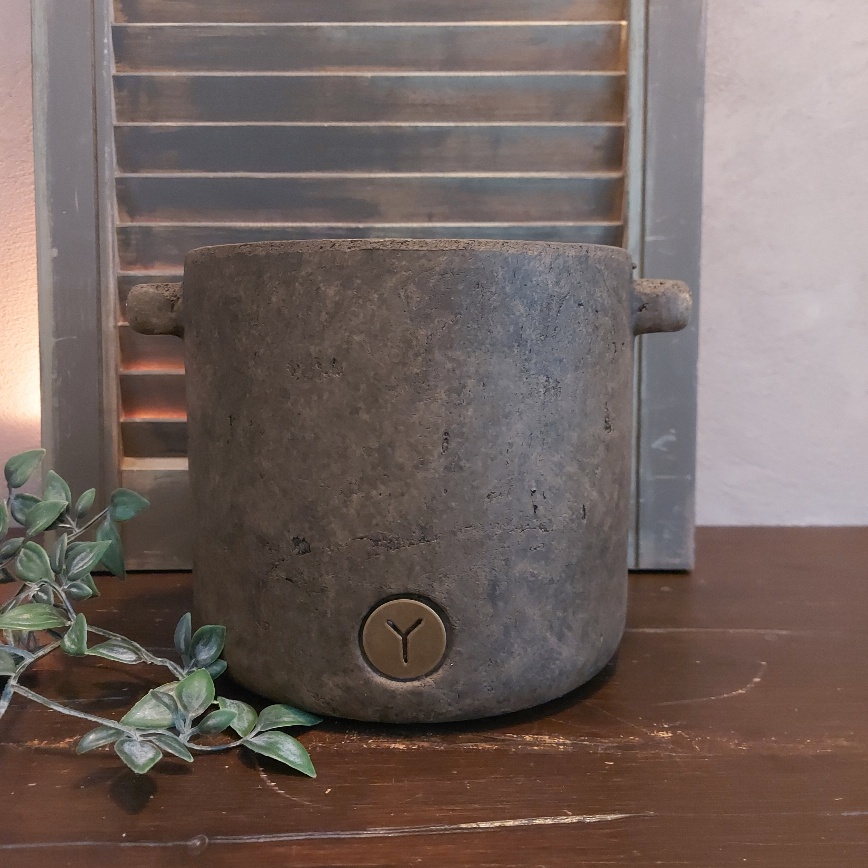 Ronde bloempot van aardewerk in een warm bruine kleur, van het merk Brynxz uit de serie Majestic Brown.