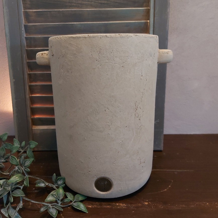 Bloempot van aardewerk in een zachte taupe kleur, van het merk Brynxz uit de serie Majestic Taupe.