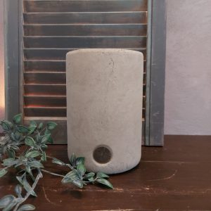 Bloempot van aardewerk in een zachte taupe kleur, van het merk Brynxz uit de serie Majestic Taupe.