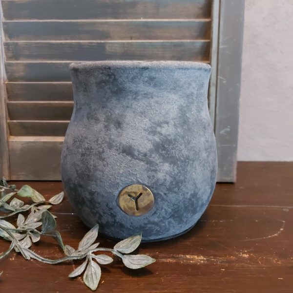 Bloempot van aardewerk in een matte donkergrijze kleur, van het merk Brynxz uit de serie Stone Black.
