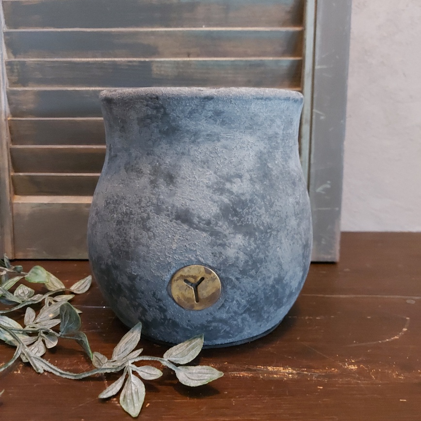 Bloempot van aardewerk in een matte donkergrijze kleur, van het merk Brynxz uit de serie Stone Black.