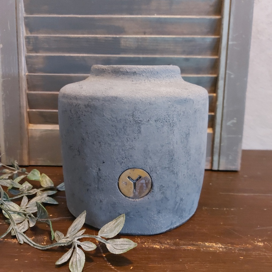 Bloempot van aardewerk in een matte donkergrijze kleur, van het merk Brynxz uit de serie Stone Black.
