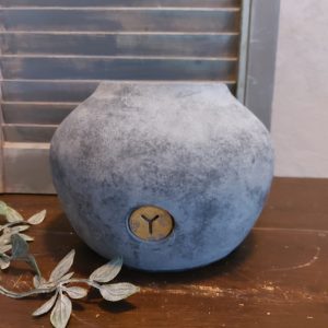 Bloempot van aardewerk in een matte donkergrijze kleur, van het merk Brynxz uit de serie Stone Black.