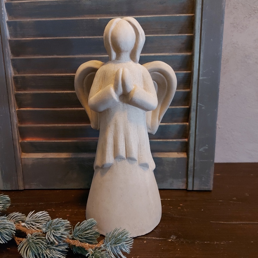 Engel van aardewerk in een zachte taupe kleur, van het merk Brynxz uit de serie Majestic Taupe.