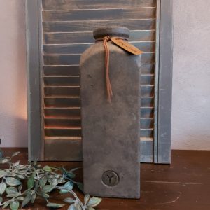 Vierkante fles van aardewerk in een warm bruine kleur, van het merk Brynxz uit de serie Majestic Brown van aardewerk in een warm bruine kleur, van het merk Brynxz uit de serie Majestic Brown.