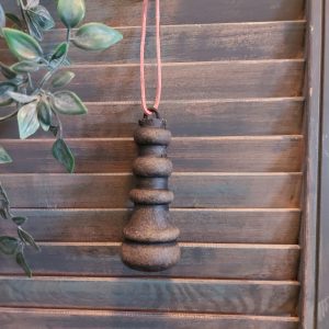 Hangend ornament van aardewerk in een warm bruine kleur, van het merk Brynxz uit de serie Majestic Brown.