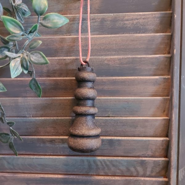Hangend ornament van aardewerk in een warm bruine kleur, van het merk Brynxz uit de serie Majestic Brown.