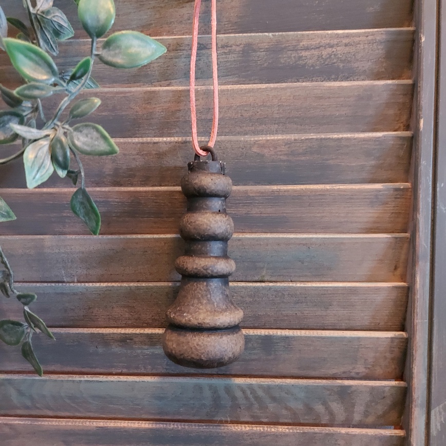 Hangend ornament van aardewerk in een warm bruine kleur, van het merk Brynxz uit de serie Majestic Brown.