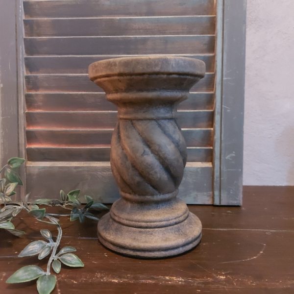 Kandelaar van aardewerk in een warm bruine kleur voor een kaars van 10 cm, uit de serie Majestic Brown van het merk Brynxz.