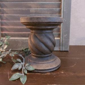 Kandelaar van aardewerk in een warm bruine kleur voor een kaars van 10 cm, uit de serie Majestic Brown van het merk Brynxz.