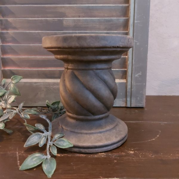 Kandelaar van aardewerk in een warm bruine kleur voor een kaars van 10 cm, uit de serie Majestic Brown van het merk Brynxz.