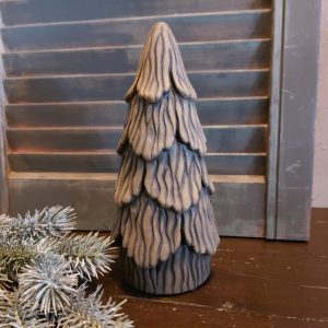 Kerstboom van aardewerk in een warm bruine gemêleerde kleur, van het merk Brynxz uit de serie Majestic Brown.