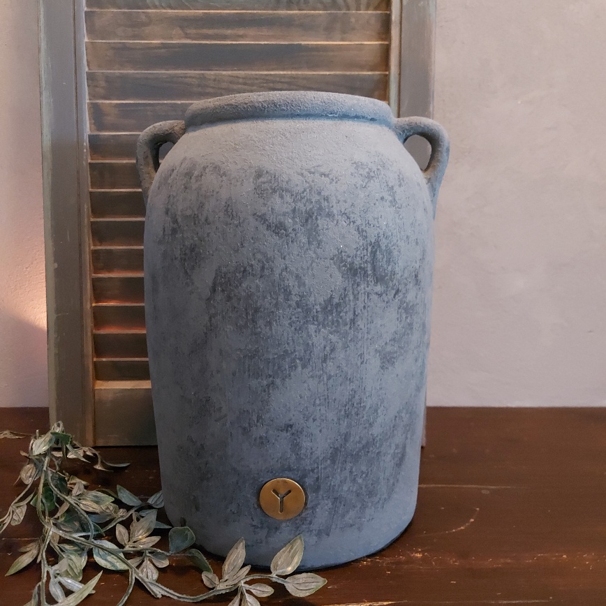 Kruik van aardewerk in een matte donkergrijze kleur, van het merk Brynxz uit de serie Stone Black.