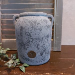 Kruik van aardewerk in een matte donkergrijze kleur, van het merk Brynxz uit de serie Stone Black.