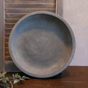 Schaal van aardewerk in een stoere beton kleur, van het merk Brynxz uit de serie Majestic Vintage.