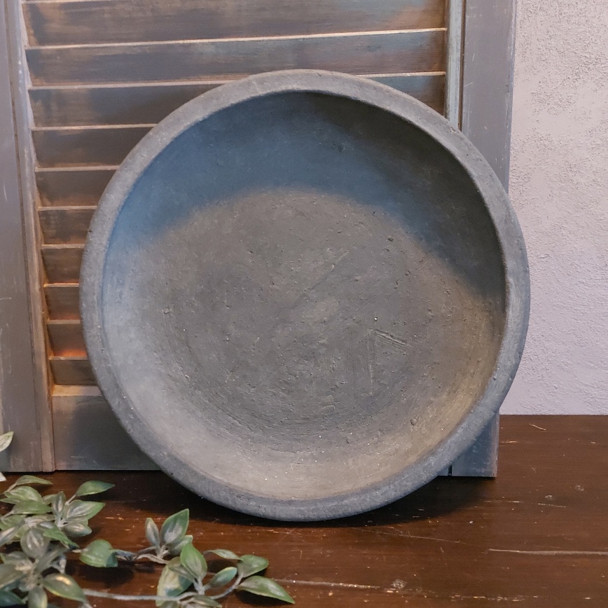 Schaal van aardewerk in een stoere beton kleur, van het merk Brynxz uit de serie Majestic Vintage.
