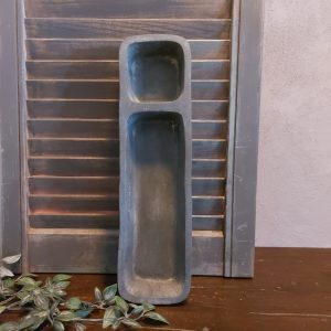 Langwerpige schaal met twee vakken van aardewerk, in een beton grijze kleur. Van het merk Brynxz uit de serie Majestic Vintage.