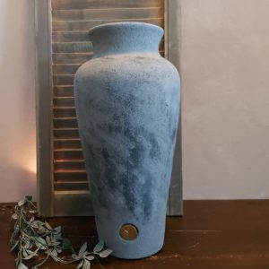 Vaas van aardewerk in een matte donkergrijze kleur. Van het merk Brynxz uit de serie Stone Black.