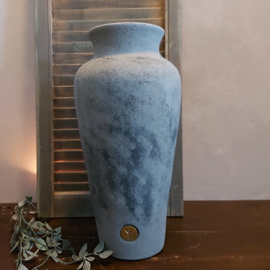 Vaas van aardewerk in een matte donkergrijze kleur. Van het merk Brynxz uit de serie Stone Black.