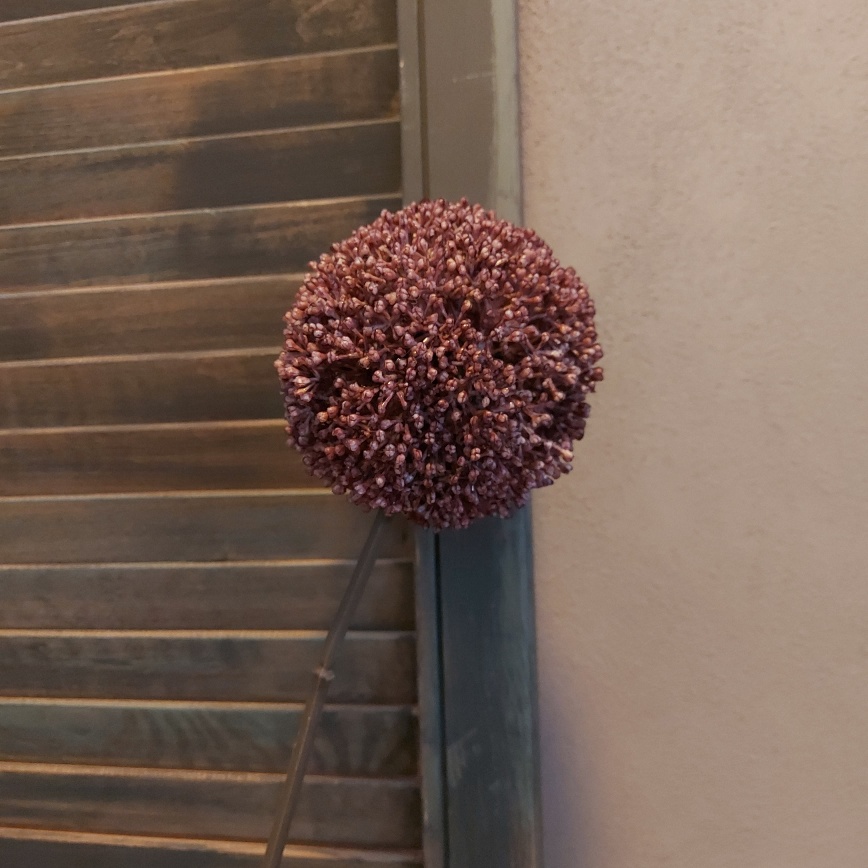 Paarse sierui kunstbloem met een bloem van 10 cm doorsnede van het merk Countryfield.