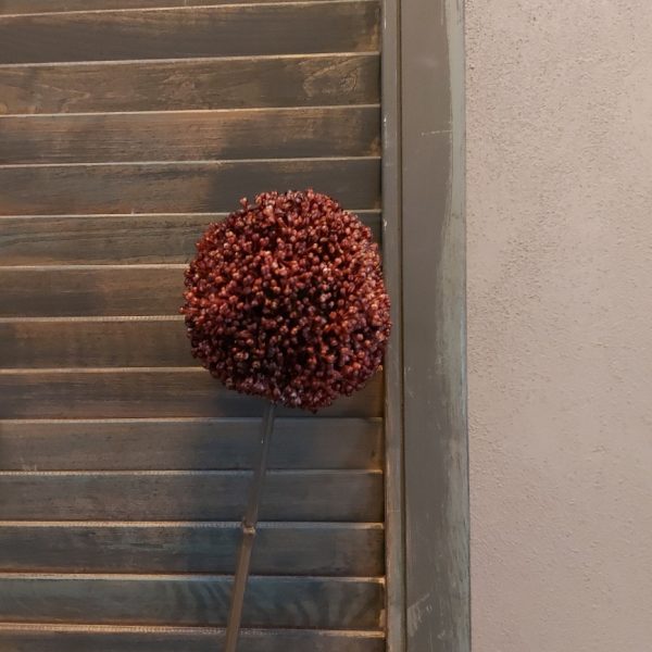 Rode sierui kunstbloem met een bloem van 10 cm doorsnede van het merk Countryfield.
