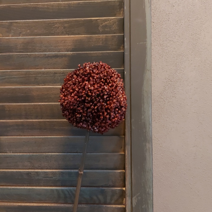 Rode sierui kunstbloem met een bloem van 10 cm doorsnede van het merk Countryfield.