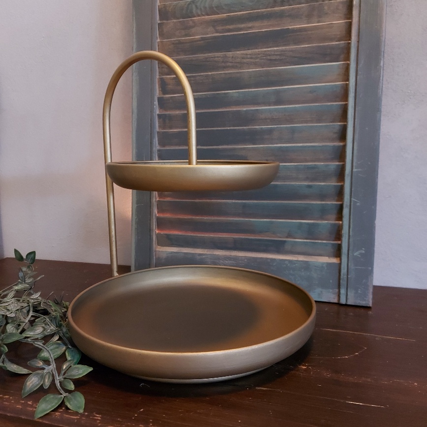 Etagère van metaal in een mat gouden kleur, van het merk Countryfield.