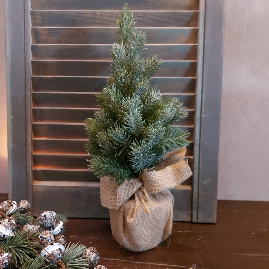 Kunstkerstboompje in een jute zak, van het merk Countryfield.