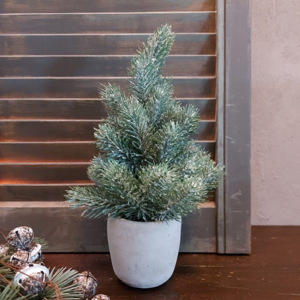 Kunstkerstboom in een grijze kleipot van het merk Countryfield.