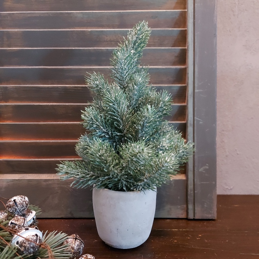 Kunstkerstboom in een grijze kleipot van het merk Countryfield.