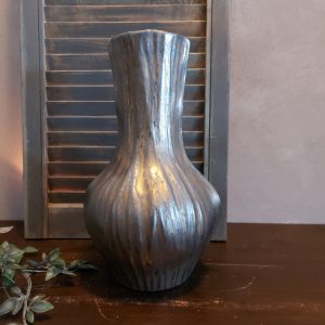 Bloemenvaas van aardewerk in bruine kleurtinten, van het merk Countryfield.